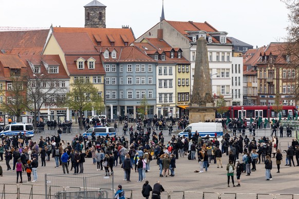 Gegendemonstranten stehen gegenüber der Kundgebung der rechtsextremen Gruppierung «Neue Stärke Erfurt» auf dem Erfurter Domplatz.