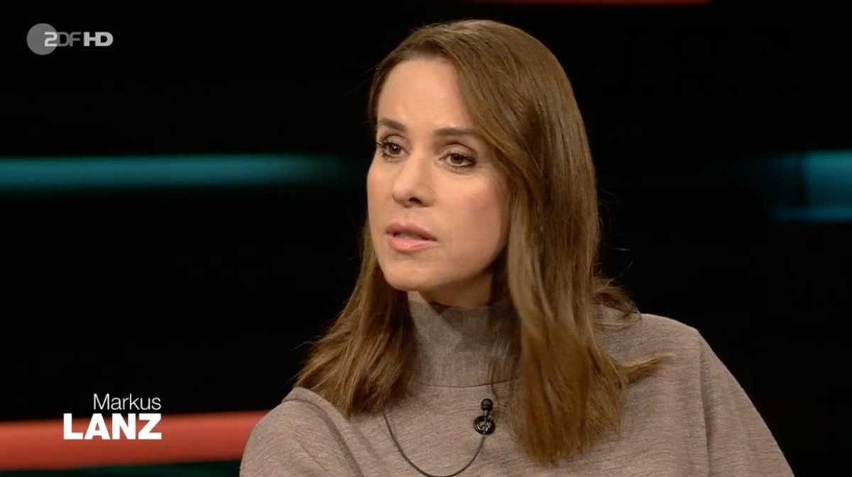 Natalie Amiri stellt klar, dass es bei den iranischen Protesten nicht allein um das Tragen eines Kopftuchs geht, sondern vor allem um einen gewünschten Regimewechsel.