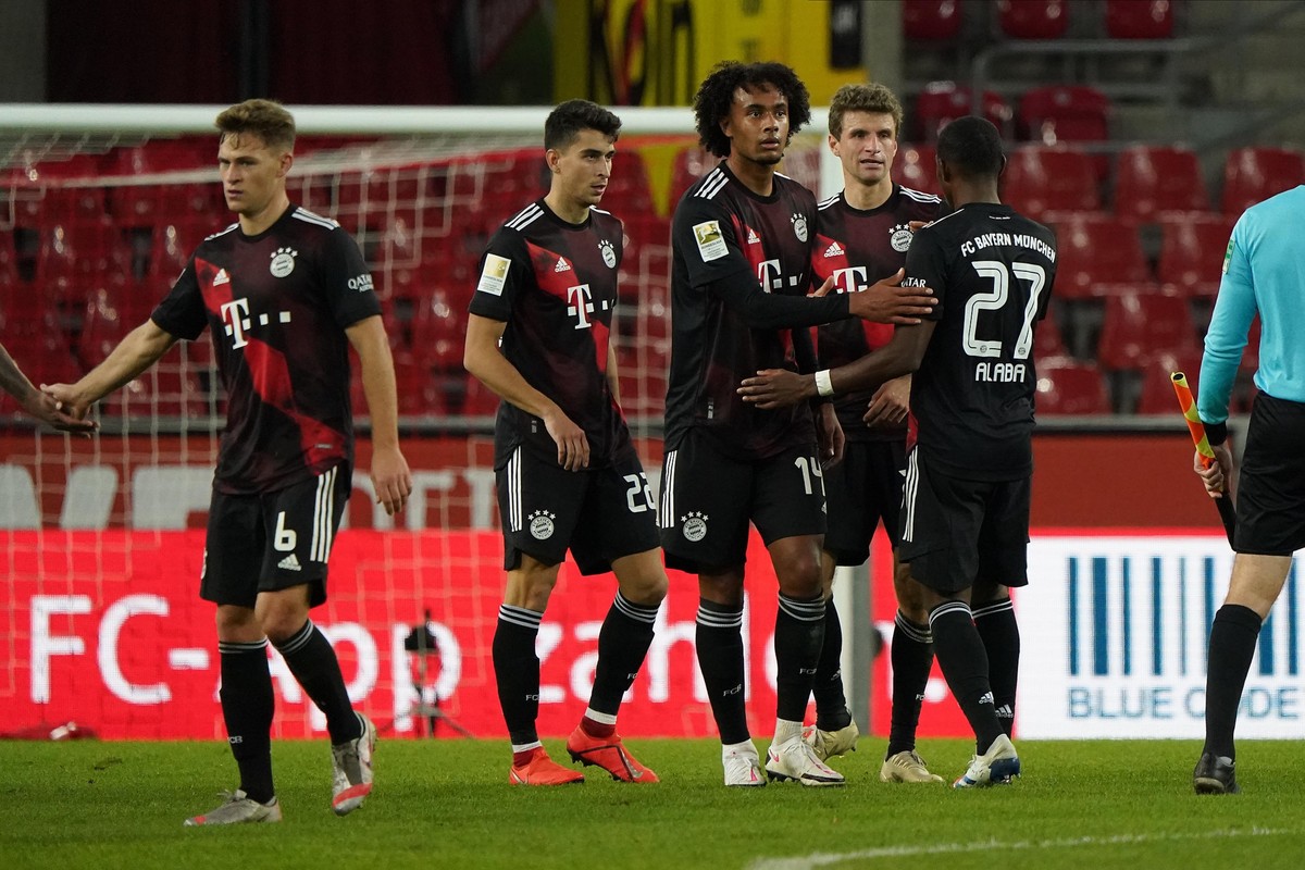 Joshua Zirkzee (3.v.l.) ist sowohl beim VfB Stuttgart als auch bei Ajax Amsterdam im Gespräch.