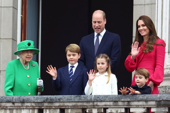 Platinum Jubilee. Queen Elizabeth II, Prince George, Duke of Cambridge, Princess Charlotte, Prince Louis, Duchess of Cambridge on the balcony of Buckingham Palace, London, on day four of the Platinum  ...