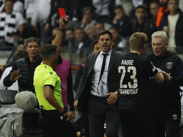 05.05.2022, Fussball, Europa League, Halbfinale, Eintracht Frankfurt - West Ham United, GER, Frankfurt am Main, Deutsche Bank Park Bild: v. li. Schiedsrichter Jesus Gil Manzano gibt Trainer David Moye ...