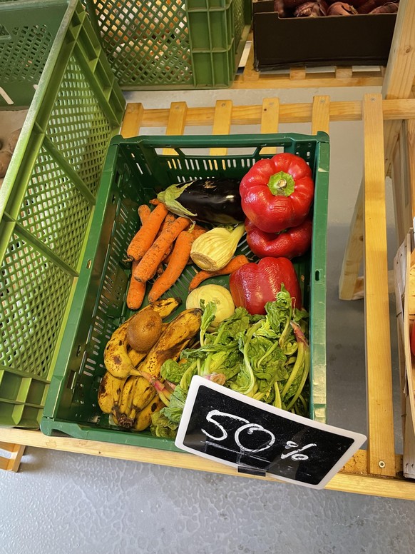 Gemüse und Obst, das nicht mehr ganz frisch und kackig aussieht, gibt es zum halben Preis.