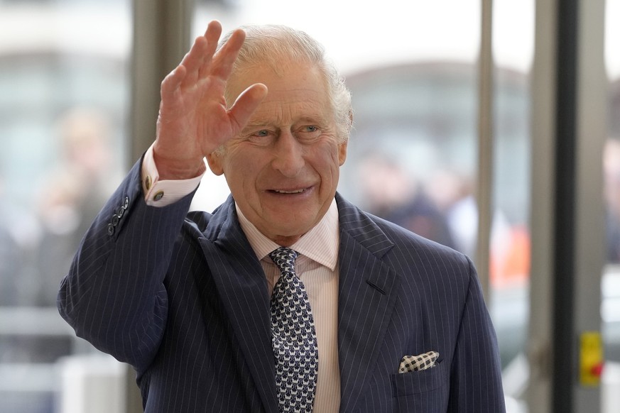 23.03.2023, Großbritannien, London: König Charles III. von Großbritannien winkt bei seinem Antrittsbesuch der neuen Europäischen Bank für Wiederaufbau und Entwicklung (EBWE). Foto: Kirsty Wigglesworth ...