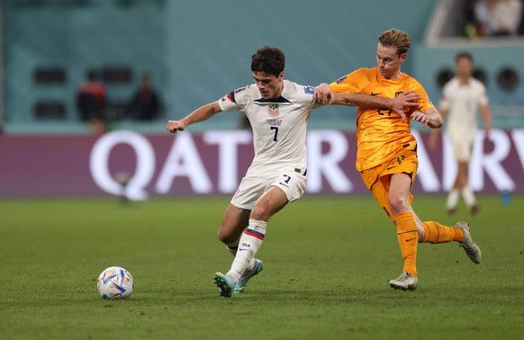 December 3, 2022, Al Rayyan, Qatar: AL RAYYAN, QATAR - DECEMBER 3: Gio Reyna 7 of the United States turns and moves with the ball during a FIFA World Cup, WM, Weltmeisterschaft, Fussball Qatar 2022 Ro ...