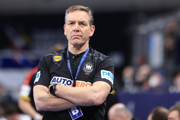 25.01.2023, Polen, Danzig: Handball: WM, Frankreich - Deutschland, Finalrunde, Viertelfinale in der Ergo Arena, Deutschlands Trainer Alfred Gislason reagiert nach dem Spiel. Foto: Jan Woitas/dpa +++ d ...