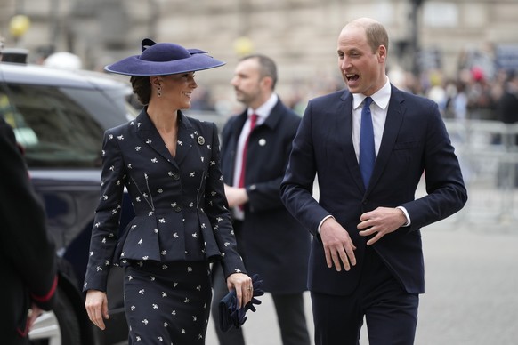 13.03.2023, Großbritannien, London: Prinz William (r) und Kate (l), Prinzessin von Wales, treffen zum jährlichen Gottesdienst zum Commonwealth Day in der Westminster Abbey ein. Vertreter von Regierung ...