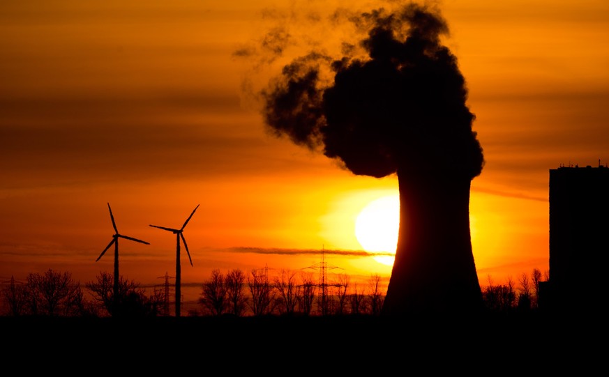 Die aufgehende Sonne taucht am 14.04.2015 den Himmel hinter dem Kohlekraftwerk Mehrum in Hohenhameln im Landkreis Peine (Niedersachsen) in warmes Licht. Im deutschen Energiemix macht die klimaschädlic ...