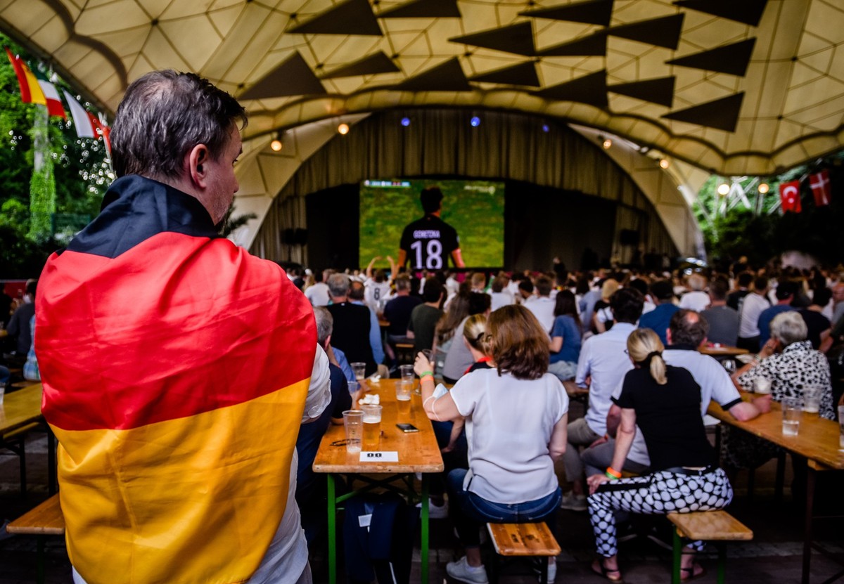 EM Public Viewing *** NUR FUeR REDAKTIONELLE ZWECKE *** EDITORIAL USE ONLY ***<p>Fussballfans schauen am Dienstag, 29 Juni 2021 das EM-Spiel zwischen England und Deutschland im Musikpavillion im ...