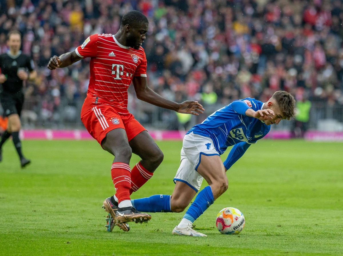 Dayot Upamecano FC Bayern Muenchen, 2 und Tom Bischof TSG 1899 Hoffenheim, 39 GER, FC Bayern Muenchen gegen TSG 1899 Hoffenheim, Fussball, Bundesliga, 28. Spieltag, Spielzeit 2022/2023, 15.04.2023. DF ...