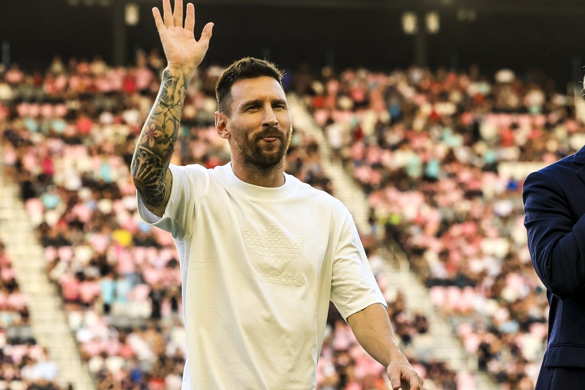 20.07.2024, USA, Miami: Der verletzte Messi winkt vor dem Fussballspiel. Foto: Pedro Paulo Diaz/TheNEWS2 via ZUMA Press Wire/dpa +++ dpa-Bildfunk +++