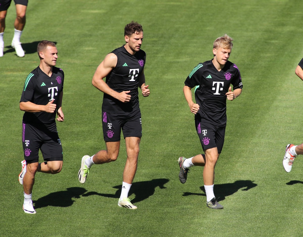 M�nchen, Deutschland 16. August 2023: Fussball, Herren, Saison 2023/2024, FC Bayern M�nchen,Training, S�benerstrasse Joshua Kimmich FC Bayern M�nchen mit Leon Goretzka FC Bayern M�nchen und Frans Kr�t ...