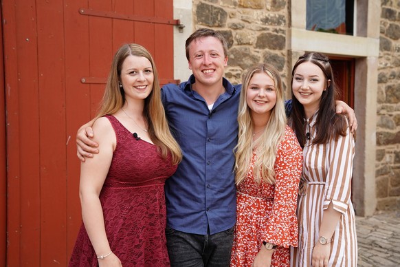 Dirk sheep farmer with Saskia, Sophie and Elizabeth at the Barn Festival "A farmer is looking for a wife".