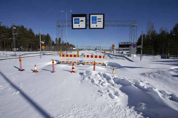 18.03.2024, Finnland, Virolahti: Der Eingangsbereich, der zum Grenz�bergang Vaalimaa zwischen Finnland und Russland f�hrt, ist abgesperrt. Finnlands Grenze zu Russland bleibt auf unbestimmte Zeit dich ...