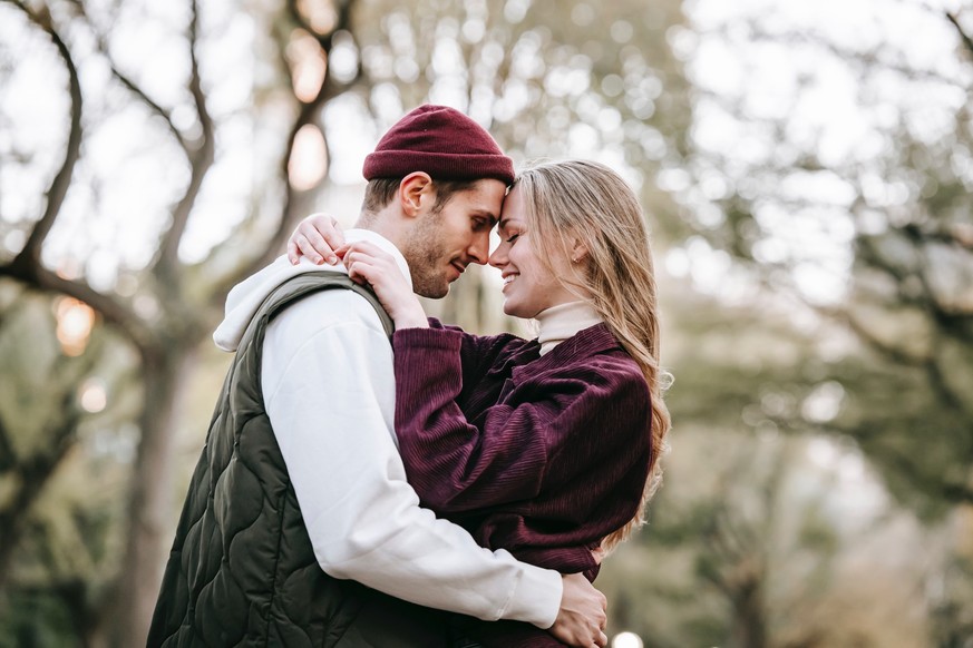 love couple heterosexuell herbst frühling