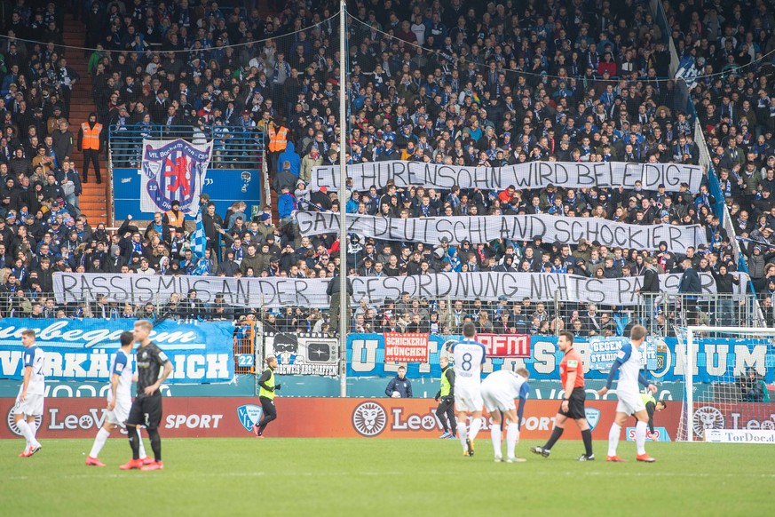 Spielunterbrechung nach dem Bochumer Fans Banner mit der Aufschrift : Ein Hurensohn wird beleidigt. Ganz Deutschland schockiert. Rassismus an der Tagesordnung nichts passiert . Ultra, Ultras, Fan, Fan ...