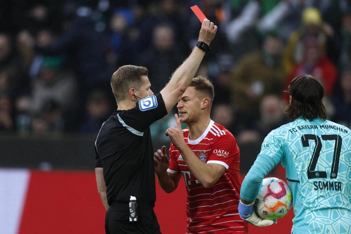 Mönchengladbach, Deutschland, 1. Fussball Bundesliga 21. Spieltag Borussia Mönchengladdbach - FC Bayern München 3-2 Schiedsrichter Tobias WELZ li.- zeigt Dayot UPAMECANO FCB -nicht im Bild- die rote K ...