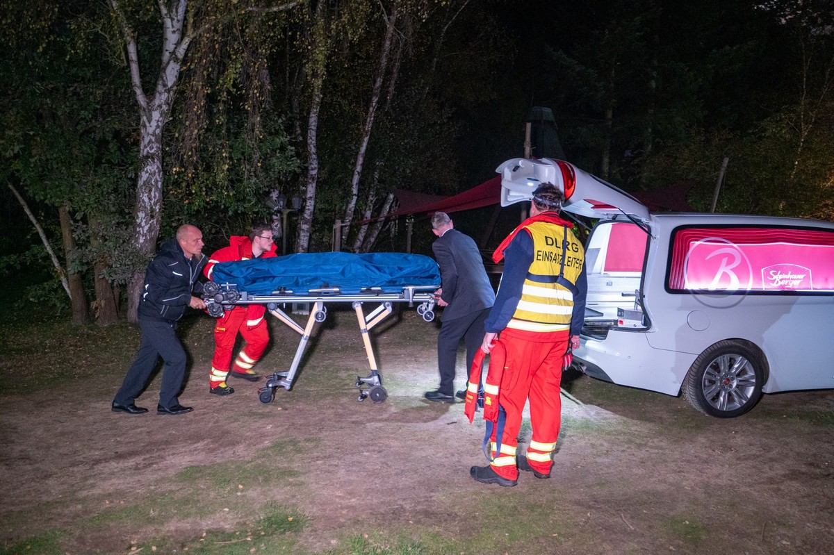 16.10.2024, Niedersachsen, Melbeck: Einsatzkr�fte bergen am Fluss Ilmenau eine Leiche. Bei der Suche nach dem Studenten, der nach einer Party im Kreis L�neburg vermisst wurde, hat die Polizei am Abend ...