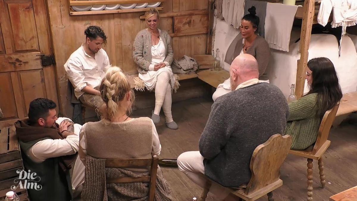 Beim Flaschendrehen kommen sich die Kandidaten und Kandidatinnen der Show näher.