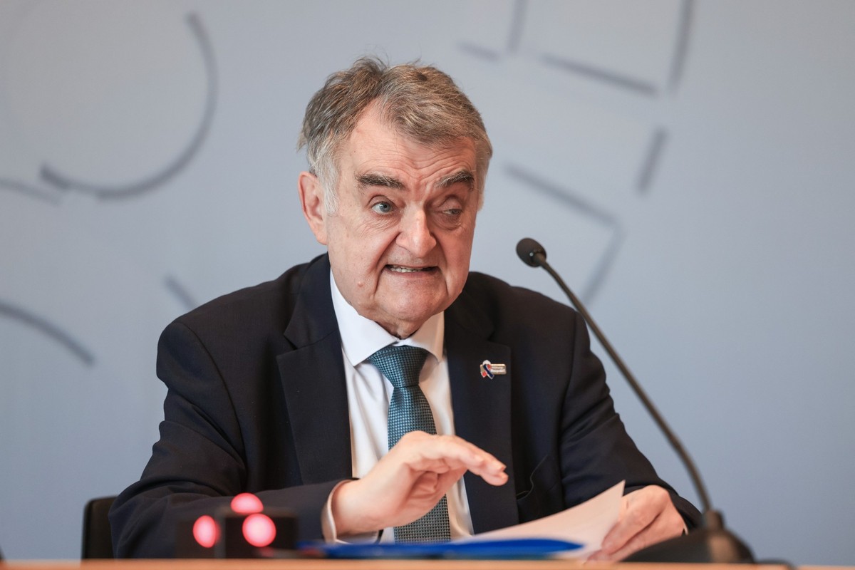 03.04.2024, Nordrhein-Westfalen, D�sseldorf: Herbert Reul (CDU), Innenminister in Nordrhein-Westfalen, stellt die Polizeiliche Kriminalstatistik im Landtag vor. (zu dpa: �Mehr Kriminalit�t, mehr Gewal ...