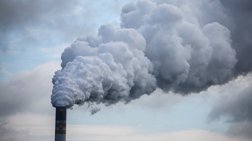 ARCHIV - 13.09.2023, Sachsen-Anhalt, Teutschenthal: Qualm strömt aus dem Schornstein des Braunkohlekraftwerks Schkopau. Die Konzentration der klimaschädlichen Treibhausgase in der Atmosphäre klettert  ...