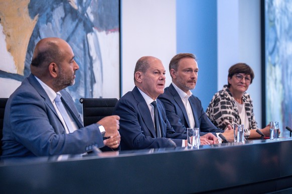 04.09.2022, Berlin: Bundeskanzler Olaf Scholz (SPD, 2.v.l.), nimmt neben Omid Nouripour (l), Bundesvorsitzender von Bündnis 90/Die Grünen, Saskia Esken (r), Bundesvorsitzende der SPD, sowie Christian  ...