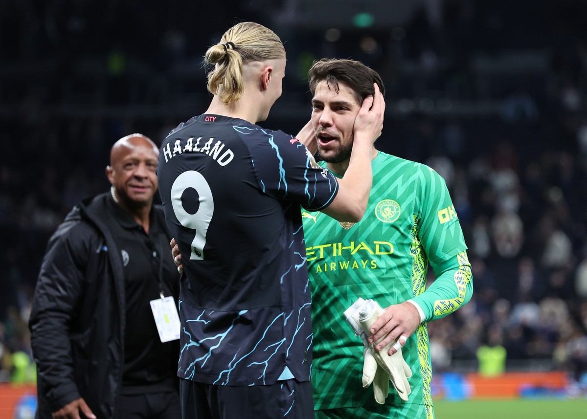 ARCHIV - 14.05.2024, Großbritannien, London: Fußball: Premier League, England, Tottenham Hotspur - Manchester City, 37. Spieltag, Tottenham Hotspur Stadium: Erling Haaland (l) von Manchester City beda ...