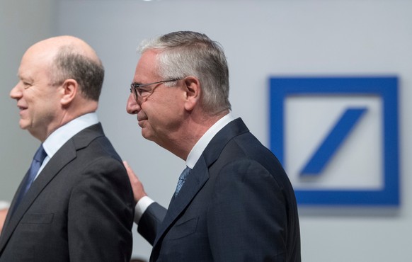 ARCHIV - 18.05.2017, Hessen, Frankfurt: John Cryan (l) , Vorstandsvorsitzender der Deutschen Bank und Aufsichtsratschef Paul Achleitner bei der Hauptversammlung der Deutsche Bank in der Festhalle. (zu ...