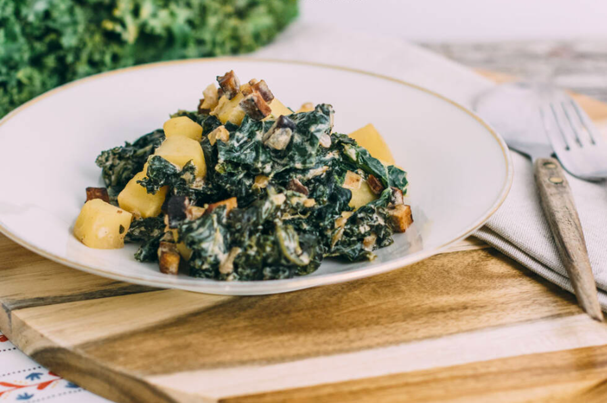 Der vegane Eintopf ist cremig und schmeckt würzig.