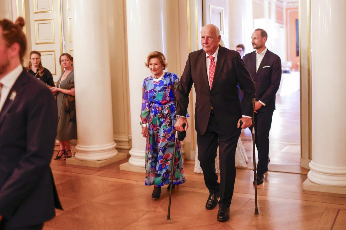 ARCHIV - 25.08.2023, Norwegen, Oslo: König Harald (r-l) von Norwegen und Königin Sonja von Norwegen treffen gefolgt von Kronprinz Haakon von Norwegen und seiner Frau Mette-Marit (verdeckt) zu einer Ge ...