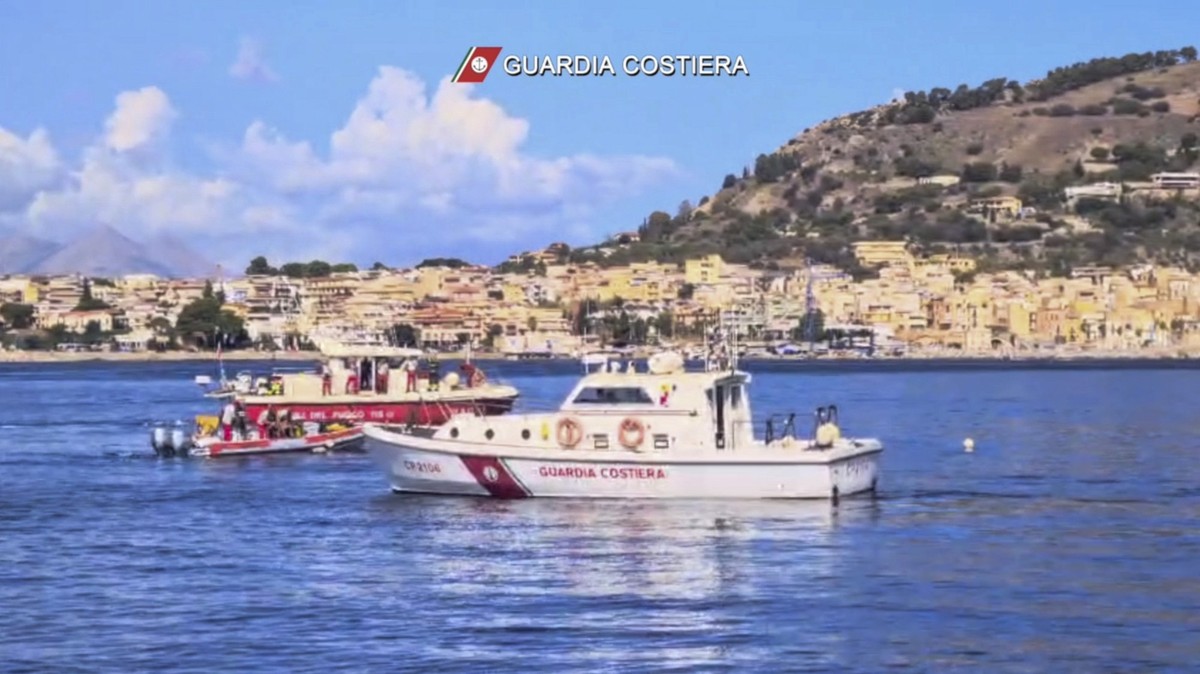 HANDOUT - 19.08.2024, Italien, Palermo: Dieses Standbild aus einem von der italienischen Küstenwache veröffentlichten Video zeigt die Rettungsmaßnahmen im Meer bei Palermo, wo die unter britischer Fla ...