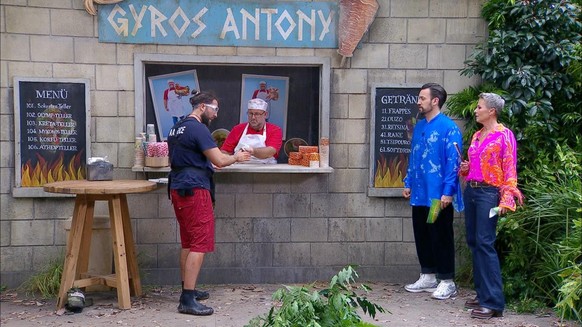 Maurice Dziwak tritt zur Dschungelprüfung &quot;Einkaufs-Strafe&quot; an. Die Moderatoren Sonja Zietlow und Jan Köppen begrüßen ihn. Bei &quot;Gyros Antony&quot; gibt es Gyros Pita aus Kakerlaken- und ...