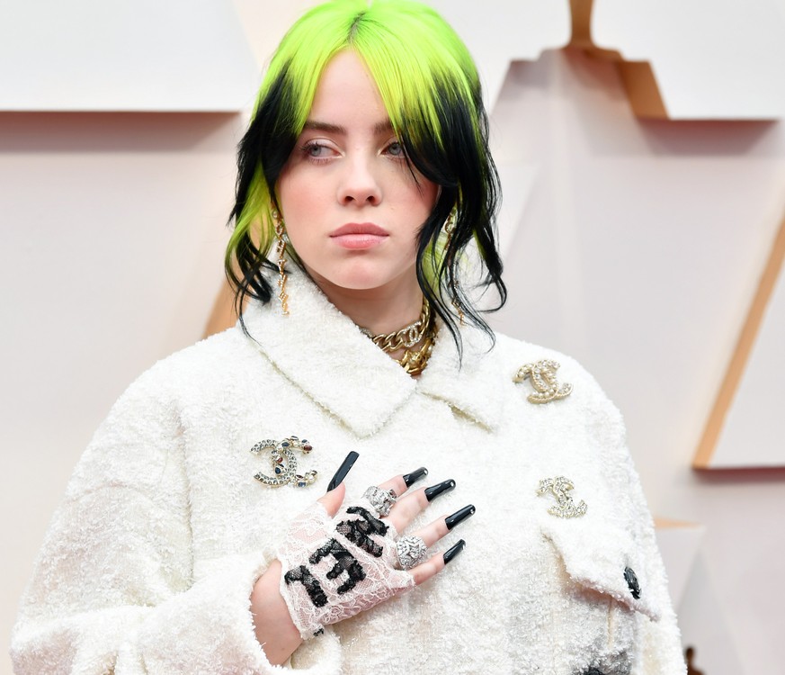 Billie Eilish ist 2020 der gefeierte Star mit den meisten Aufrufen, Abos und einer riesigen Community. Oscar Performance, Grammy Gewinne, Bond Soundtrack. Mit dem Erfolg kommt für die Sängerin aber au ...