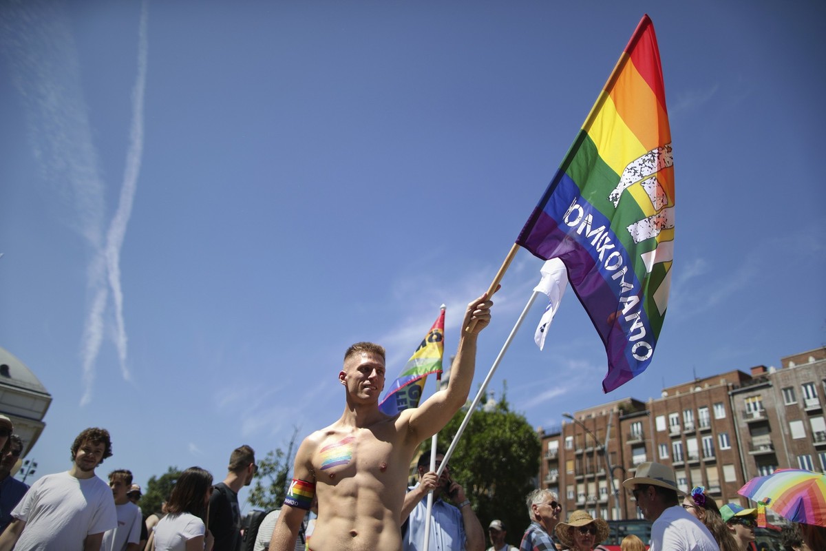 28.06.2025, Ungarn, Budapest: Ein Teilnehmer des Pride-Marsches schwenkt eine Regenbogenfahne. Foto: Rudolf Karancsi/AP/dpa +++ dpa-Bildfunk +++