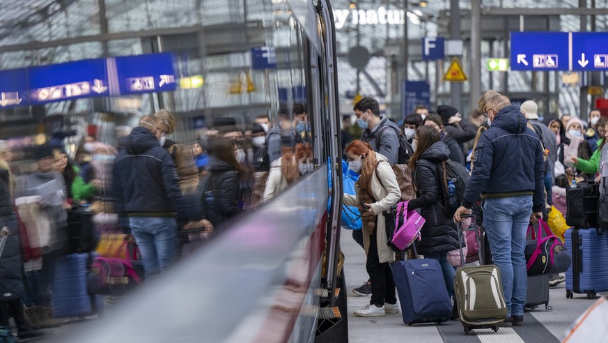 ARCHIV - 23.12.2022, Berlin: Zahlreiche Reisende steigen am Hauptbahnhof in einen ICE-Zug der Deutschen Bahn. Digital, g