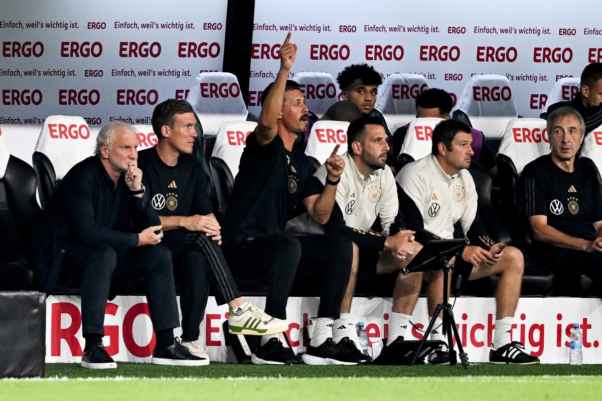 12.09.2023, Nordrhein-Westfalen, Dortmund: Fußball: Länderspiele, Deutschland - Frankreich, Signal Iduna Park. Interims-Teamchef Rudi Völler (l) und seine beiden Assistenten Hannes Wolf (2.v.l.) und S ...