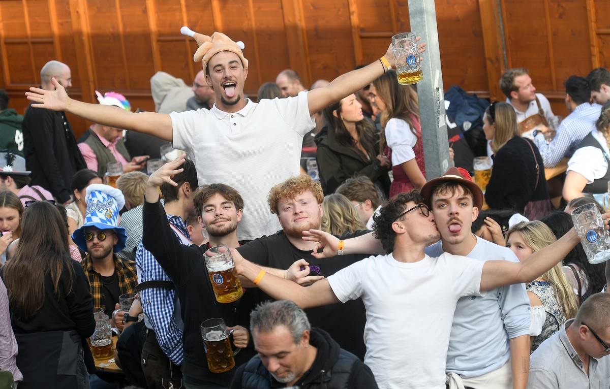 dpatopbilder - 27.09.2025, Bayern, München: Gäste feiern im Biergarten des Hofbräuzelt auf dem Oktoberfest. Die 190. Wiesn findet vom 20. September bis 05. Oktober 2025 auf der Münchner Theresienwiese ...
