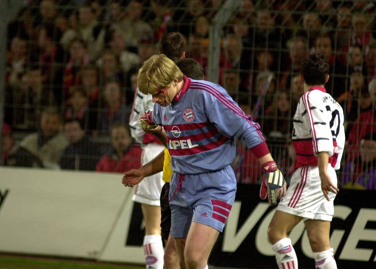 Oliver Kahn blutet, nachdem er vom Golfball getroffen wurde.