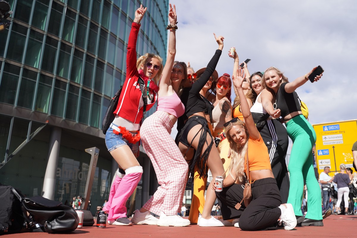 09.07.2022, Berlin: Freundinnen bei der �Rave the Planet Parade� am Potsdamer Platz. Rave the Planet, ein Nachfolger der Loveparade, versteht sich als Bewegung f�r Kulturfreiheit. Der Umzug ist nicht ...