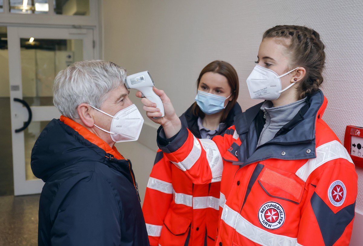 Essen, Ruhrgebiet, Nordrhein-Westfalen, Deutschland - Corona Impfzentrum Essen in den Hallen der Messe Essen, hier sollen mehr als 2.000 Menschen proTag geimpft werden, bei einem Testlauf messen Rettu ...