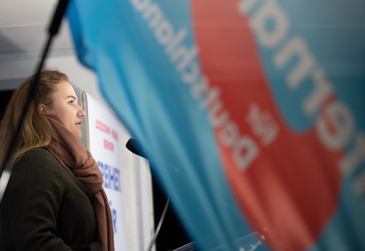 ARCHIV - 22.01.2021, Brandenburg, R�dersdorf: Anna Leisten, stellvertretende Vorsitzende der Jungen Alternative Brandenburg, spricht bei einer Demonstration der AfD Brandenburg gegen die Ma�nahmen der ...