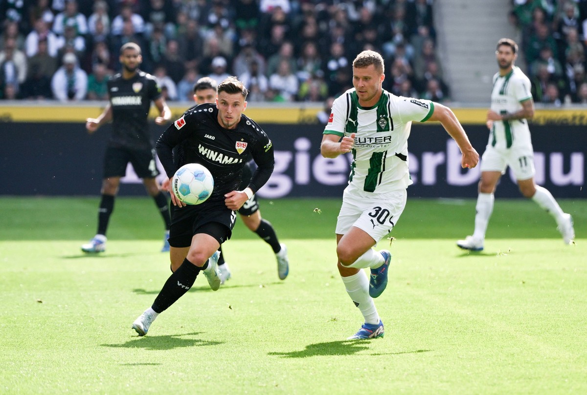Ermedin Demirovic VfB Stuttgart, Nico Elvedi Borussia Moenchengladbach, v.li. 14.09.2024, Fussball 1. Bundesliga, 3. Spieltag, Saison 2024/2025 Borussia Mönchengladbach - VfB Stuttgart 1:3 Moenchengla ...