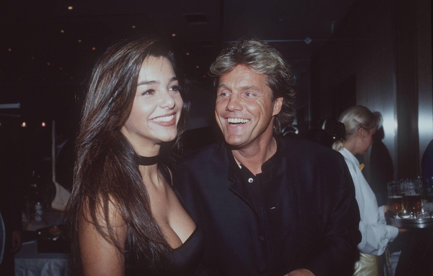 Dieter Bohlen mit Verona Feldbusch 09/96 sn Musik Pop seriös festlich stehend Gespräch dunkel Menschen halb quer