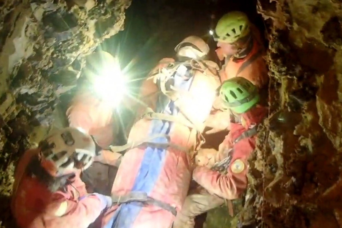 HANDOUT - 17.12.2024, Italien, Bergamo: Das Standbild aus einem Video der Bergrettung zeigt Rettungskräfte der italienischen Bergrettung, die in der Höhle Abisso Bueno Fonteno im Einsatz sind, um eine ...