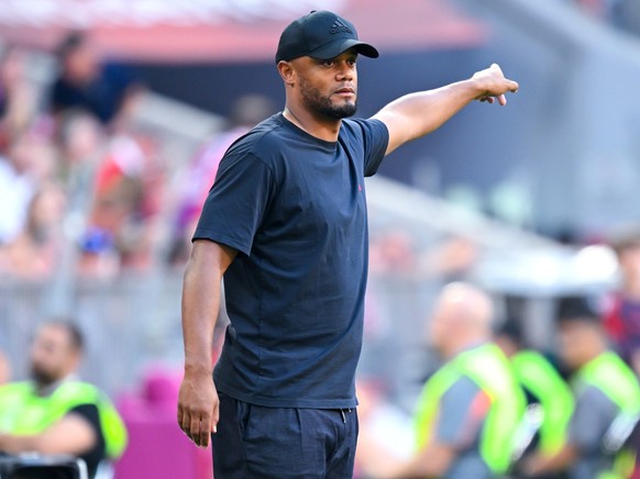 01.09.2024, Bayern, München: Fußball: Bundesliga, Bayern München – SC Freiburg, 2. Spieltag in der Allianz Arena. Trainer Vincent Kompany von München verfolgt das Spiel von der Seitenlinie. Foto: Sven Ho...