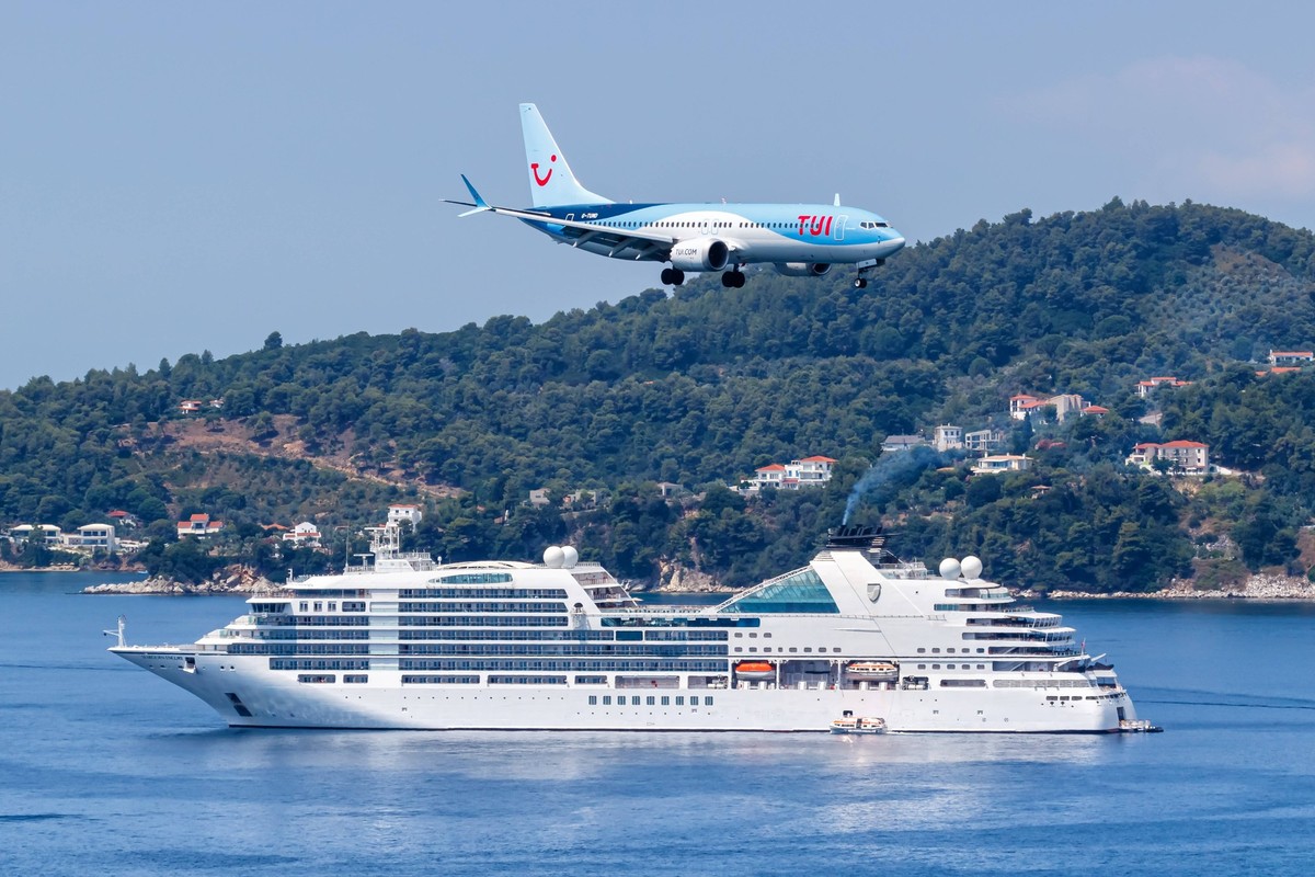 TUI Airways Boeing 737 MAX 8 Flugzeug Flughafen Skiathos in Griechenland Skiathos, Griechenland - 30. Juni 2023: Ein Boeing 737 MAX 8 Flugzeug der TUI Airways mit dem Kennzeichen G-TUMD auf dem Flugha ...