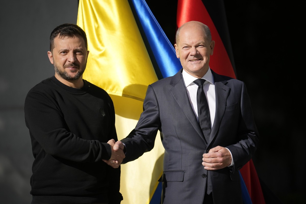 Ukraine&#039;s president Volodymyr Zelenskyy is welcomed by German chancellor Olaf Scholz at the chancellery in Berlin, Germany, Friday, Oct. 11, 2024. (AP Photo/Ebrahim Noroozi)