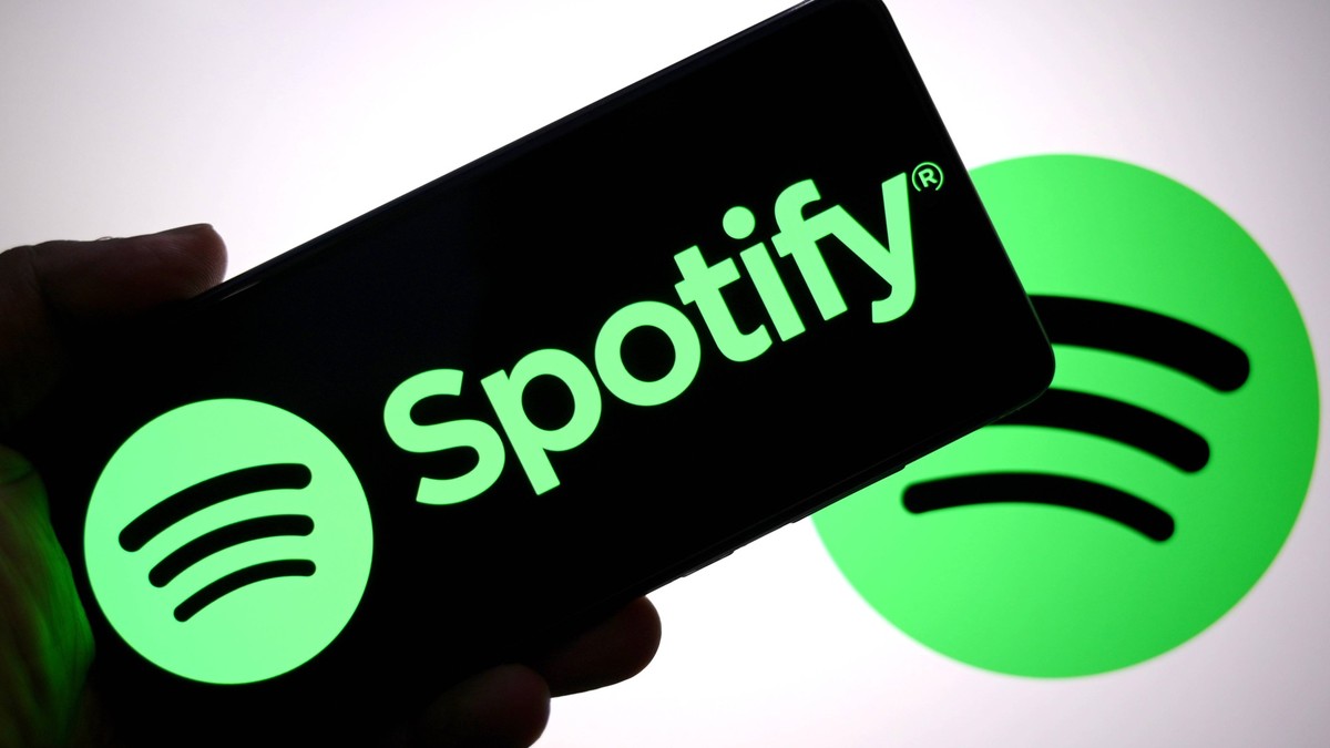 Photo illustration in India - 27 Aug 2025 In this photo illustration, a Spotify logo is seen displayed on a smartphone and in the background. India Copyright: xAvishekxDasx/xSOPAxImagesx Aug25avdtnmyl ...
