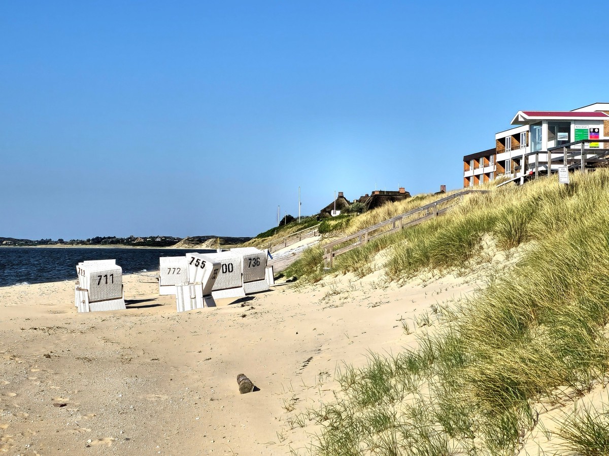 Wattenmeer vor List Mellhörn auf Sylt 03.05.24: Reetdachhäuser und Strand mit Sand und Strandkörben am Wattenmeer bei List in der Region Mellhörn List / Sylt Mellhörn Schleswig Holstein Deutschland ** ...