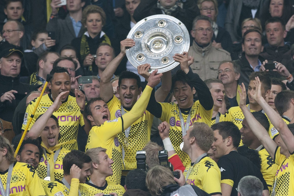 Shinji Kagawa, Ilkay Gündogan und Mario Götze (von rechts nach links) halten die bislang letzte Dortmunder Meisterschale in den Händen.&nbsp;