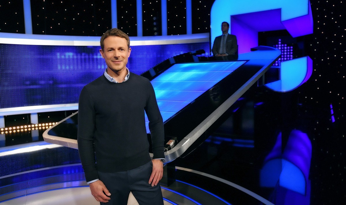 ARD GEFRAGT - GEJAGT mit Moderator Alexander Bommes, neue Staffel mit 60 neuen Folgen ab (12.07.21), immer montags bis freitags um 18:00 Uhr im Ersten.
Moderator Alexander Bommes in Studiokulisse.
© A ...